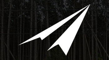 « fléchette » du logo de l'Administration de l’aéroport blanc sur une photo d'arbres avec une surimpression noire à 80%