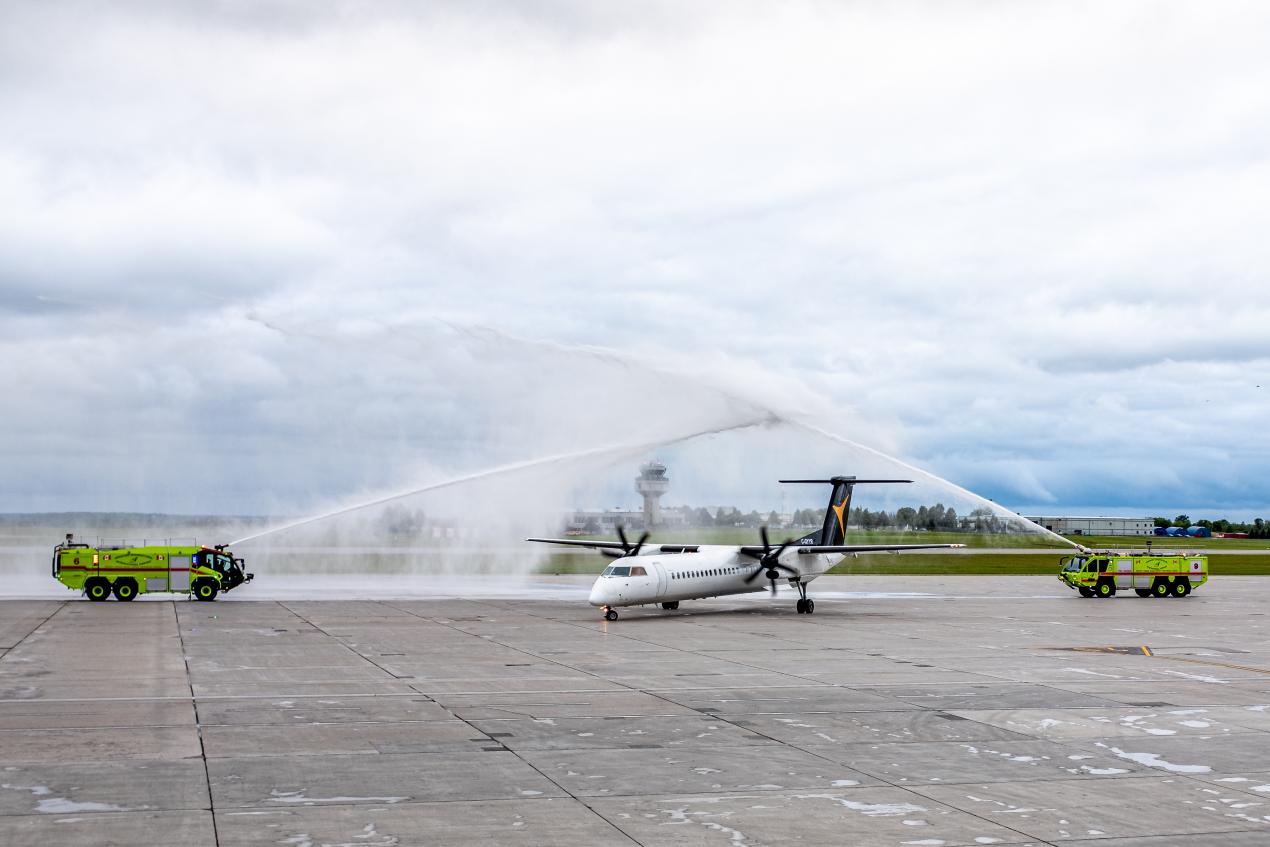 Ottawa Airport Fire Service provides a water salute send-off for PAL Airlines’ inaugural flight to Fredericton, NB and St-John’s, NL. 