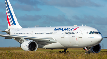 Avion qui porte le logo de Air France dans un chmp avec le ciel bleu